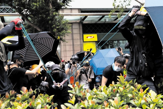 Protestniki v Hongkongu so  policijsko  poveljstvo kamenjali s fračami.