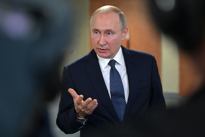 Ruski predsednik Vladimir Putin je danes pozval ZDA k resnemu dialogu o varnosti, da bi preprečili kaos.