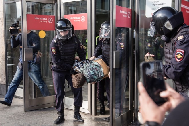 Po številnih aretacijah v Moskvi zaradi nedovoljenih protestov za svobodne volitve v soboto se vrsti vse več kritik na račun...