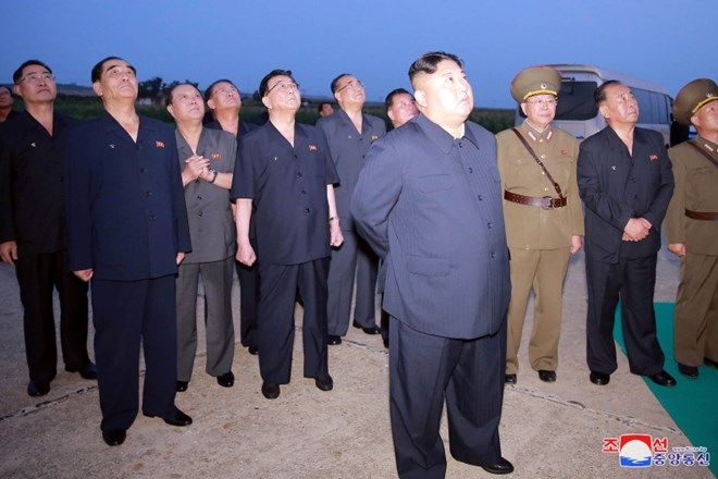 Kim Jong Un je osebno nadziral izstrelitev raket.