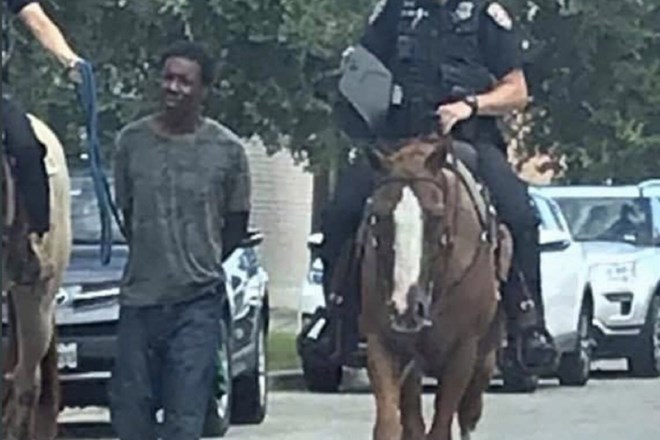 V ZDA policisti na konju za seboj na vrvi vodili Afroameričana