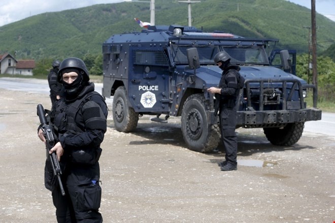 Kosovska policija na meji zavrača Srbe, ki imajo s seboj le potni list.