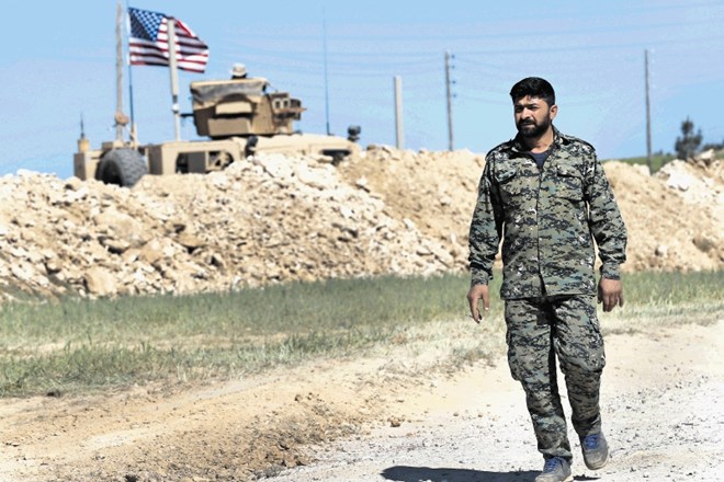 Navzočnost ameriških vojakov pri Manbidžu na sirskem severu povečuje možnost nenamernega soočenja dveh članic Nata v primeru...