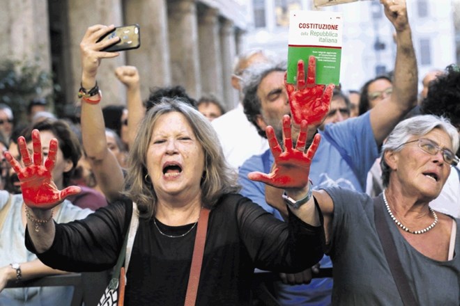 Proti novi italijanski zakonodaji so v Rimu potekale demonstracije. »Nečlovečnost ne sme postati zakonodaja,« so vpili...