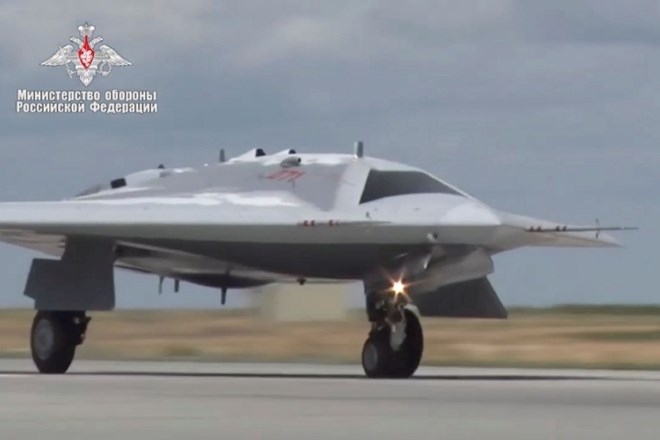 #video Rusija objavila posnetek krstnega poleta novega brezpilotnega letala