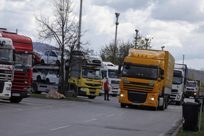 Na počivališču Grabonoš iz tovornega vozila ukradli 192 kavnih avtomatov