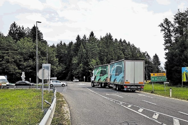 Tovornjaki od meje do uvoza na avtocesto pri Dramljah ponovno vozijo skozi naselja.