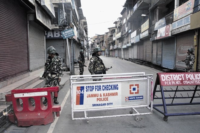 Policijska ura v Srinagarju, poletni prestolnici indijskega dela Kašmirja, je  ob več tisoč dodatnih vojakih varnostni ukrep...