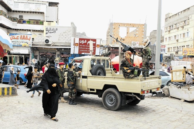 V Adnu že dlje časa jemenskim vladnim varnostnim silam stojijo ob boku vojaki iz Združenih arabskih emiratov. Bodo imeli...