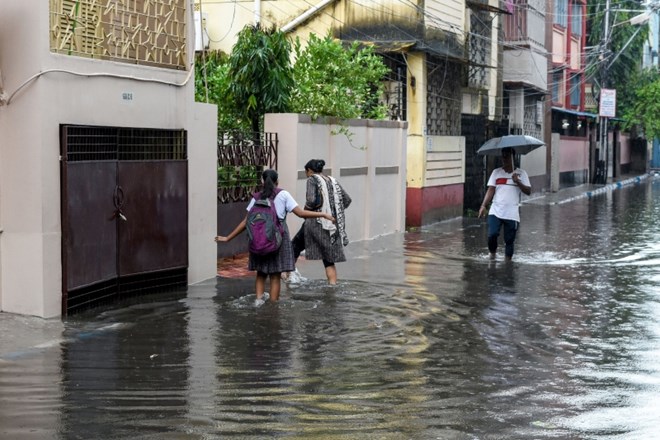 Poplave v Indiji zahtevale več kot 60 življenj