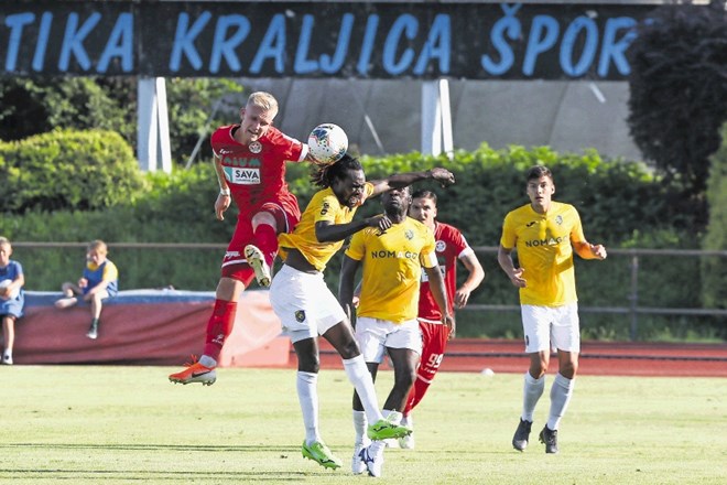 Napadalec Aluminija Luka Štor (v rdeči majici) je odločil včerajšnjo prvo tekmo petega kroga v slovenski ligi proti Bravu.