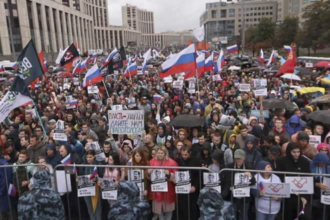 Na protestih v Moskvi več deset tisoč ljudi