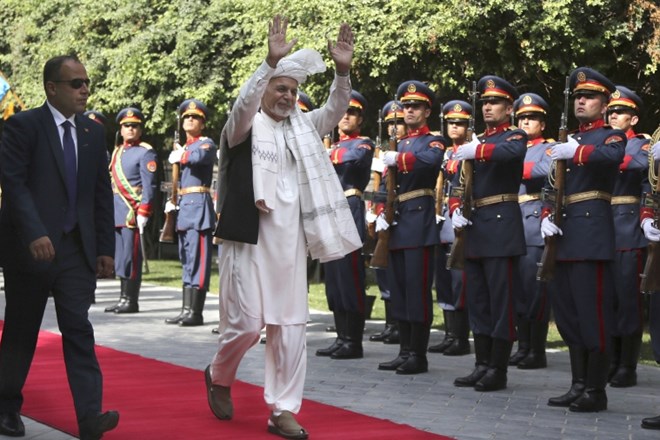 Afganistanski predsednik Ashraf Ghani (na sredini fotografije) ni bil del pogajanj med ZDA in talibani. Ta tudi sicer...