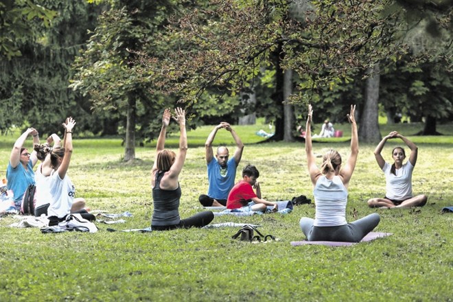 Vadba joge na prostem je vse bolj priljubljena in večkrat na dan se skupine zberejo tudi v Tivoliju.