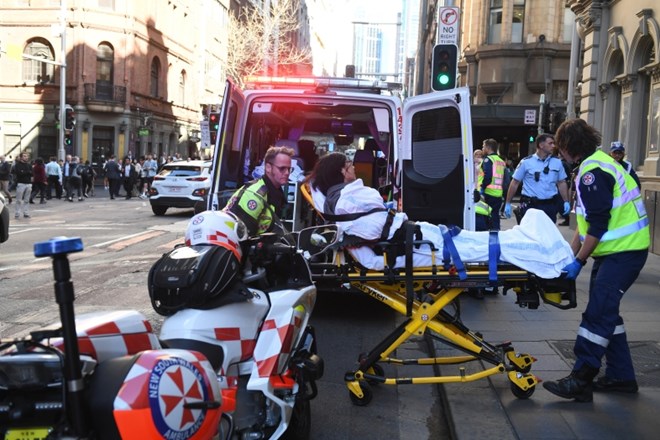 V središču avstralske metropole Sydney je policija danes prijela oboroženega moškega, potem ko je z nožem zabodel žensko in...