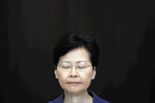 Si Carrie Lam zatiska oči, ko krivdo za »paniko in zmedo« v Hongkongu pripisuje protestnikom?