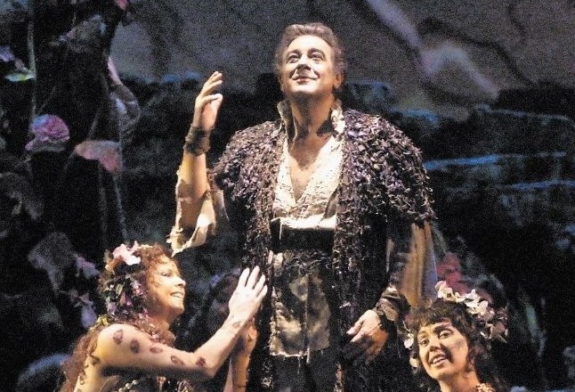 Domingo, leta 2001 v Metropolitanski operi kot Parsifal obdan z lepoticami, zdaj  ugotavlja, da so se merila, kaj je...