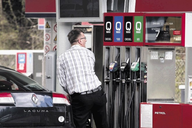 Polnjenje 50-litrskega bencinskega rezervoarja se je v torek v Sloveniji pocenilo za 1,45 evra.