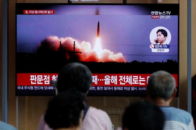 Pjongjang izstrelil nove projektile, zavrnil mirovne pogovore s Seulom