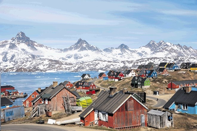 Junijski pogled na mesto Tasiilaq na obali Grenlandije. Donald Trump naj bi razmišljal o tem, da bi bile lahko tudi tukaj...