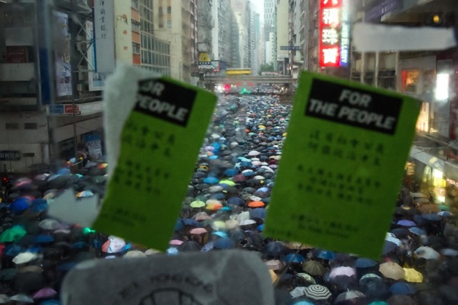Kljub močnim nalivom v Hongkongu več deset tisoč protestnikov