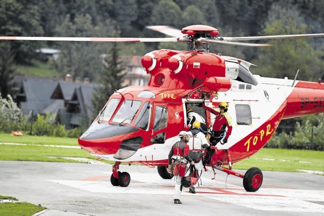 Gorski reševalci so se v nedeljo s helikopterjem odpravili na pomoč poljskima jamarjema, ujetima v  jami v gorovju Tatre.