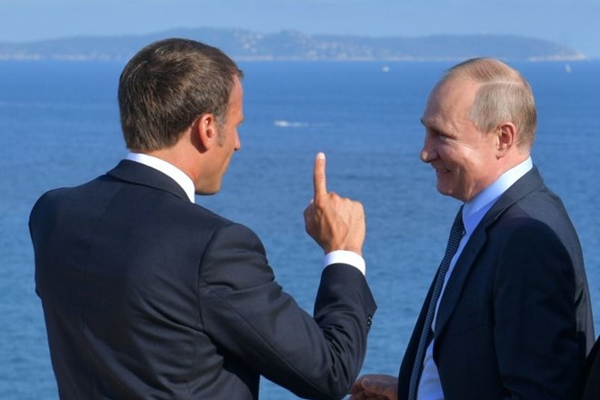 Macron je še v letni rezidenci včeraj gostil Putina.