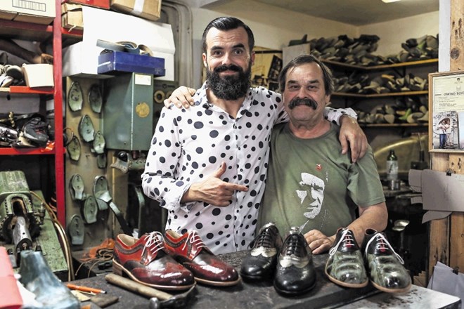 Sin in oče Samir in Husein  Šaković ustvarjata v koprski majhni  čevljarski delavnici.