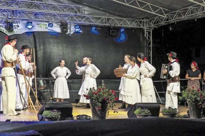 Vsako leto skozi igro, petje in ples semiški folkloristi predstavijo posamičen obred. Po lanskem obredu bale plesat (na...