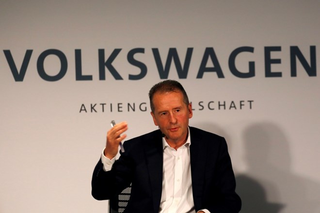 Volkswagen z novim logotipom, zanimal naj bi ga tudi delež v Tesli