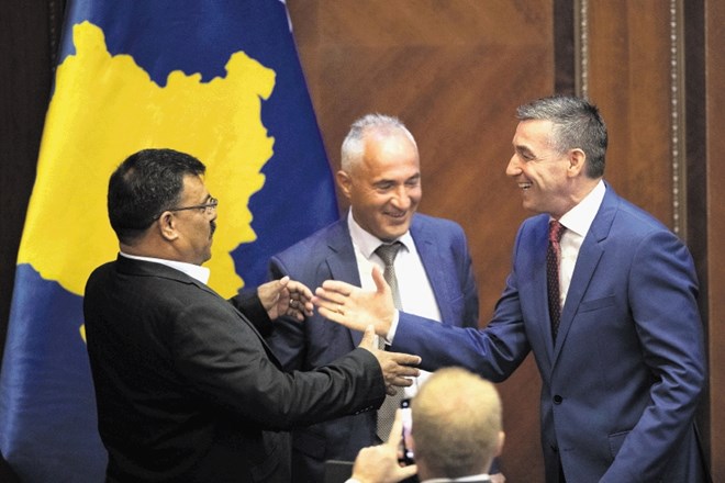 Poslanci  kosovskega parlamenta  s predsednikom Kadrijem  Veselijem v sredini po razpustitvi zakonodajnega telesa, ki jih...