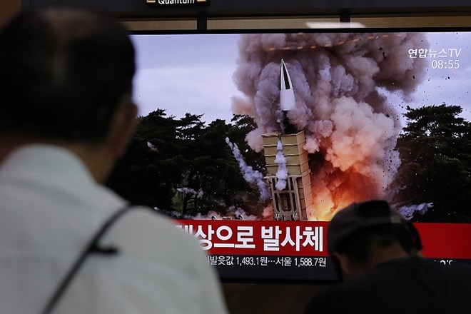 Severna Koreja je danes v morje ob svoji vzhodni obali izstrelila dve raketi, je potrdil generalštab južnokorejske vojske.