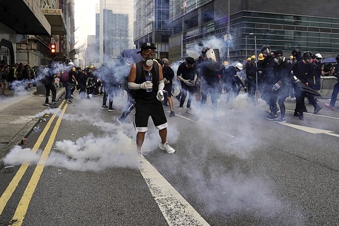 Na hongkonških ulicah se je danes na protivladnih protestih znova zbralo več tisoč ljudi.