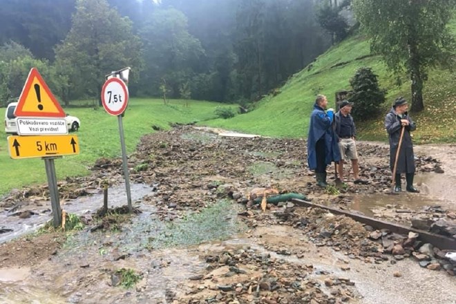 #video #foto Na območju Črne na Koroškem je bilo zaradi plazov ujetih sedem oseb 