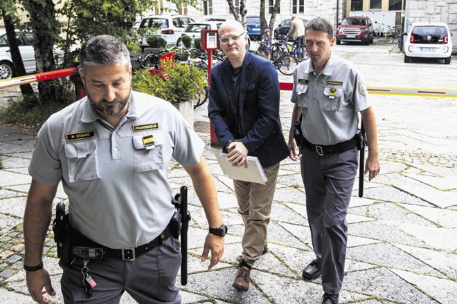 Sama Tadina so premestili v zapor na Povšetovi, ker je januarja na Dobu pravosodnega policista z jedilnim nožem dvakrat...