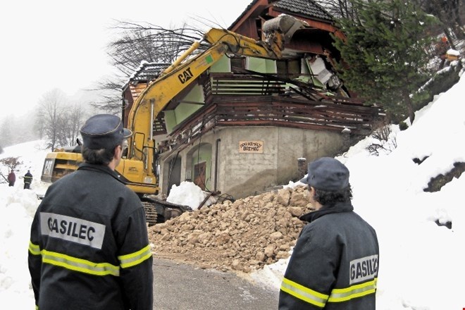 Zemeljski plaz je decembra 2008 hišo Bremčevih v Srednji vasi v Bohinju popolnoma uničil. Življenje v njej ni bilo več...