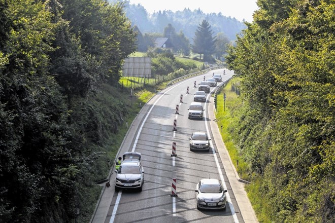 Včeraj,  ko je na višnjegorskem klancu že veljal nov prometni režim, je na dolenjski avtocesti prihajalo do zastojev.