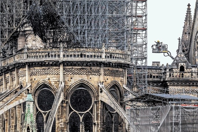 Pri obnovi katedrale Notre-Dame se zatika.