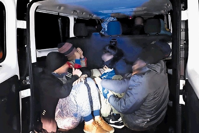 V vozilo za šest oseb so stlačili kar 24 migrantov.
