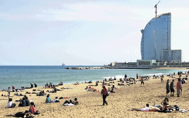 Na barcelonskih  plažah Sant Sebastià in Mar Bella so okradenim turistom pripravili pakete nadomestnih oblačil.
