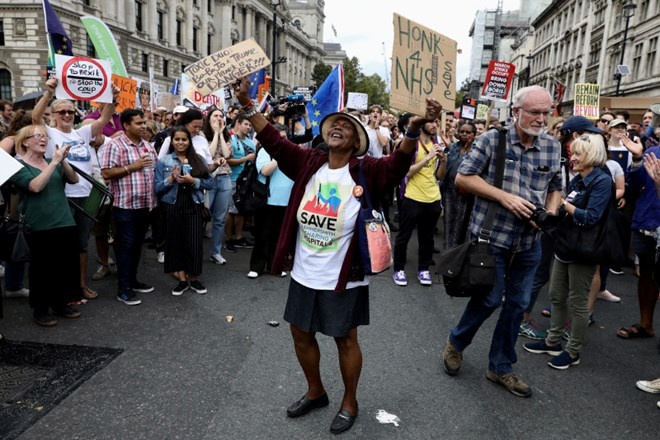 V Združenem kraljestvu protesti zaradi začasne prekinitve dela parlamenta