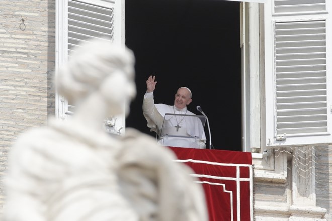 Papež za pol ure obtičal v dvigalu in zamudil opoldansko molitev