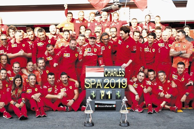 Charles Leclerc je prvo zmago v karieri proslavil s celotnim moštvom Ferrarija.