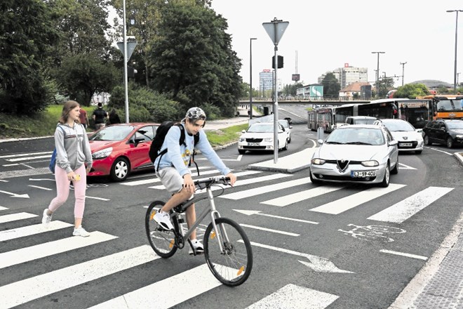 V Ljubljanski kolesarski mreži opozarjajo, da tovrstni pasovi za prosto zavijanje desno ne sodijo na glavne kolesarske...