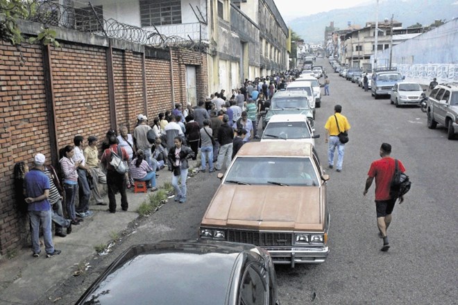 V Venezueli primanjkuje osnovnih potrebščin. Pogosto se pred trgovinami vijejo dolge kolone čakajočih (ne levi strani...
