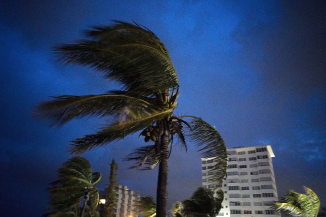Orkan Dorian, ki je v ponedeljek sicer nekoliko oslabel v orkan četrte stopnje, še naprej vztraja na Bahamih, kjer je...