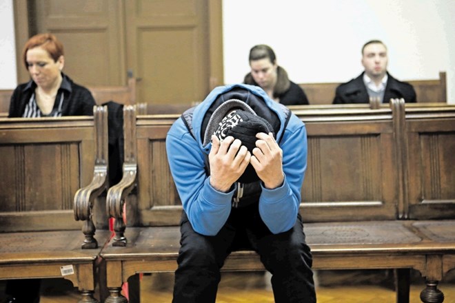 Matej Groznik se je med kazenskim postopkom močno izogibal novinarskim objektivom.
