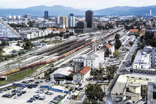 Stanovanja v Situli dosegajo vrtoglave cene – v drugem nadstropju tik nad železniškimi tiri se za pol milijona evrov prodaja...