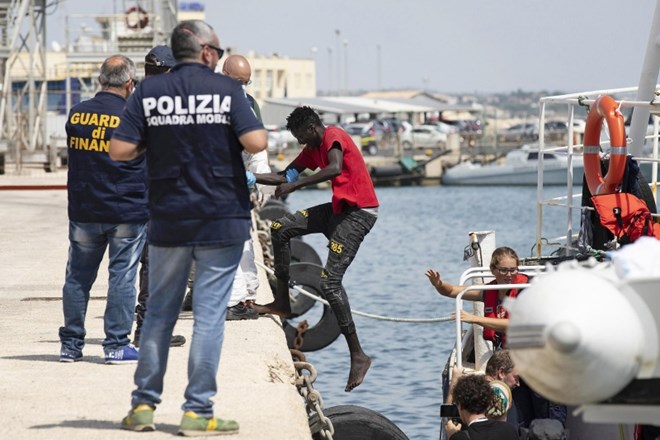 Pet članic EU bo sprejelo migrante z ladje Eleonore