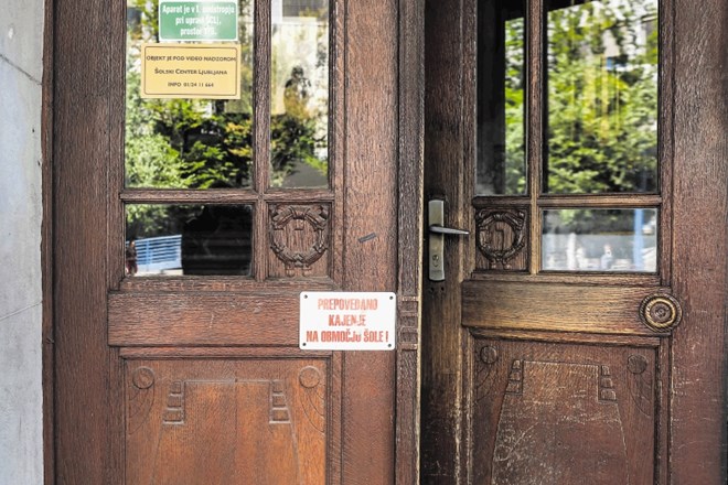 V  Šolskem centru Ljubljana na Aškerčevi napis na vratih opozarja, da je kajenje na območju šole prepovedano.